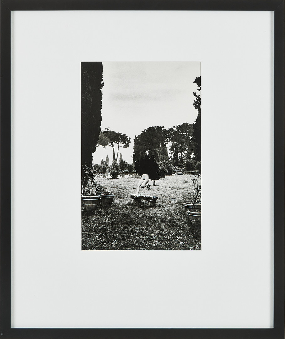 HELMUT NEWTON. "In a garden near Rome 1977." Offsetlitografi, ur Special Collection från 1979.