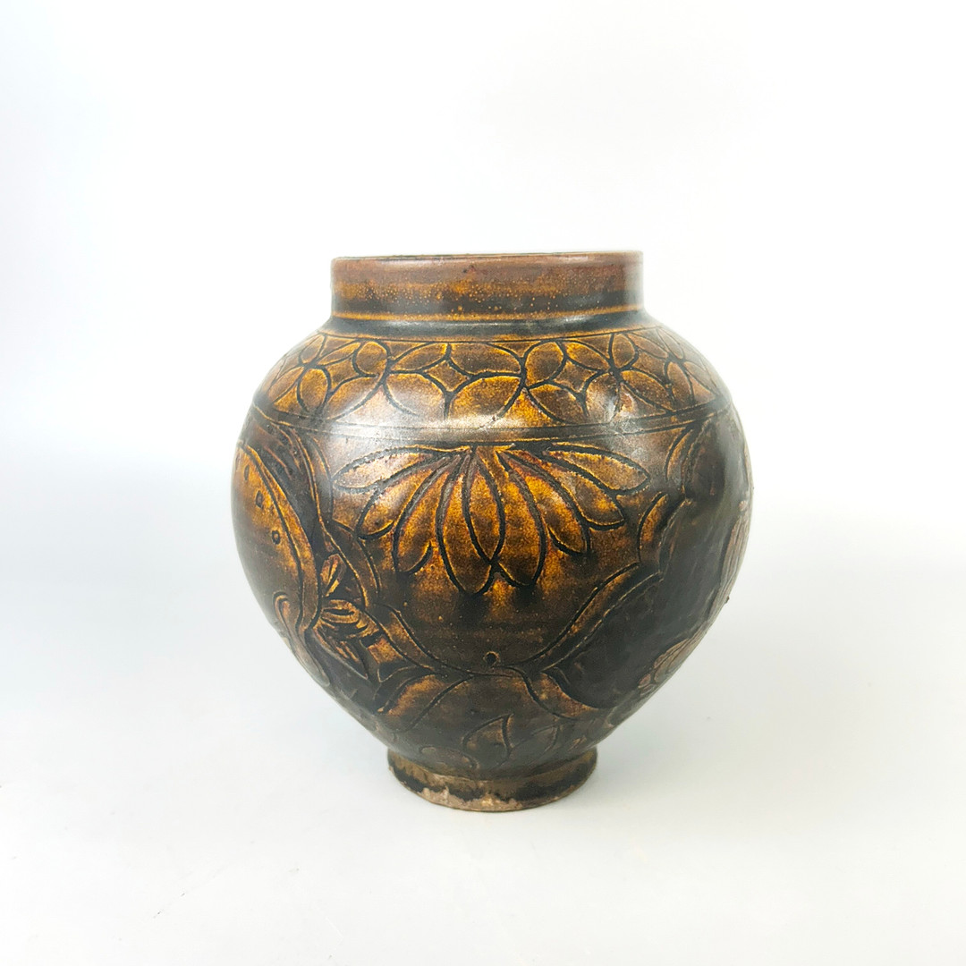 CHINESE POTTERY VASE.