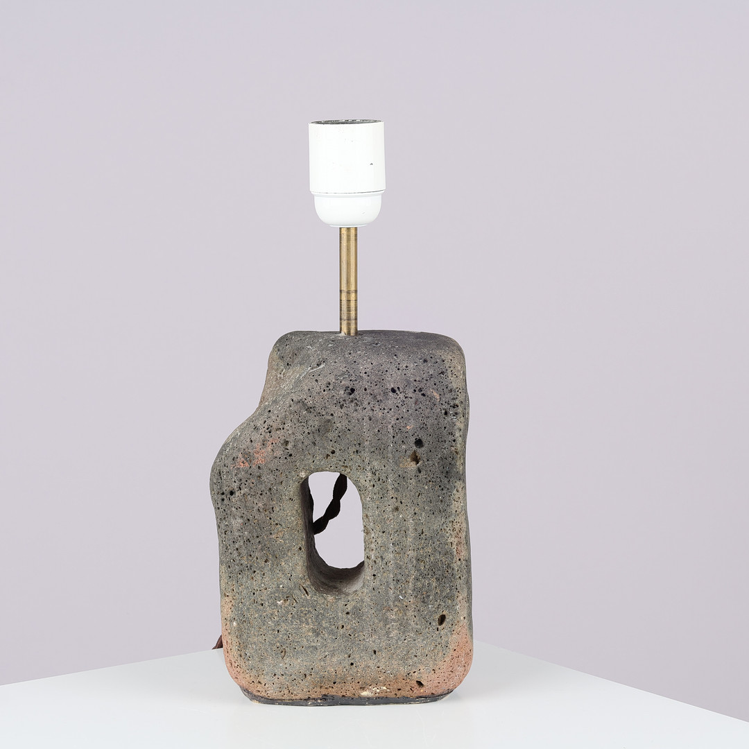 Bordlampe af perforeret stenblok med stamme af messing, 20. århundrede.