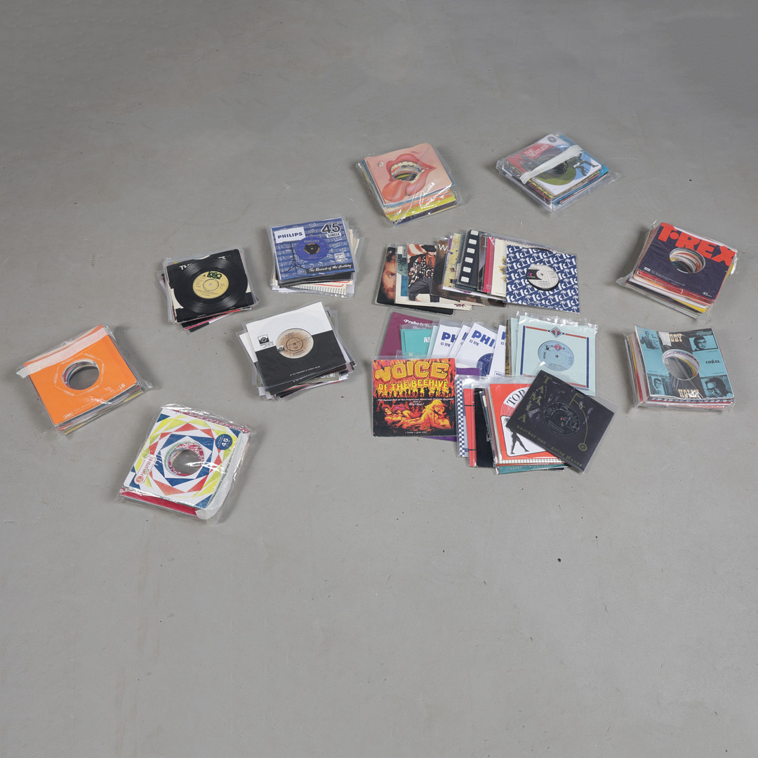 A COLLECTION OF 45'S (QTY).