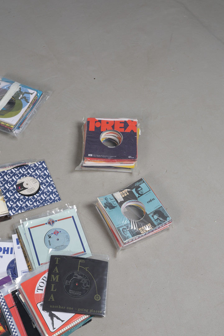 A COLLECTION OF 45'S (QTY).