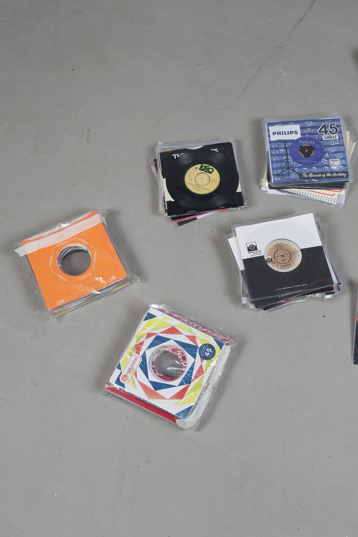 A COLLECTION OF 45'S (QTY).