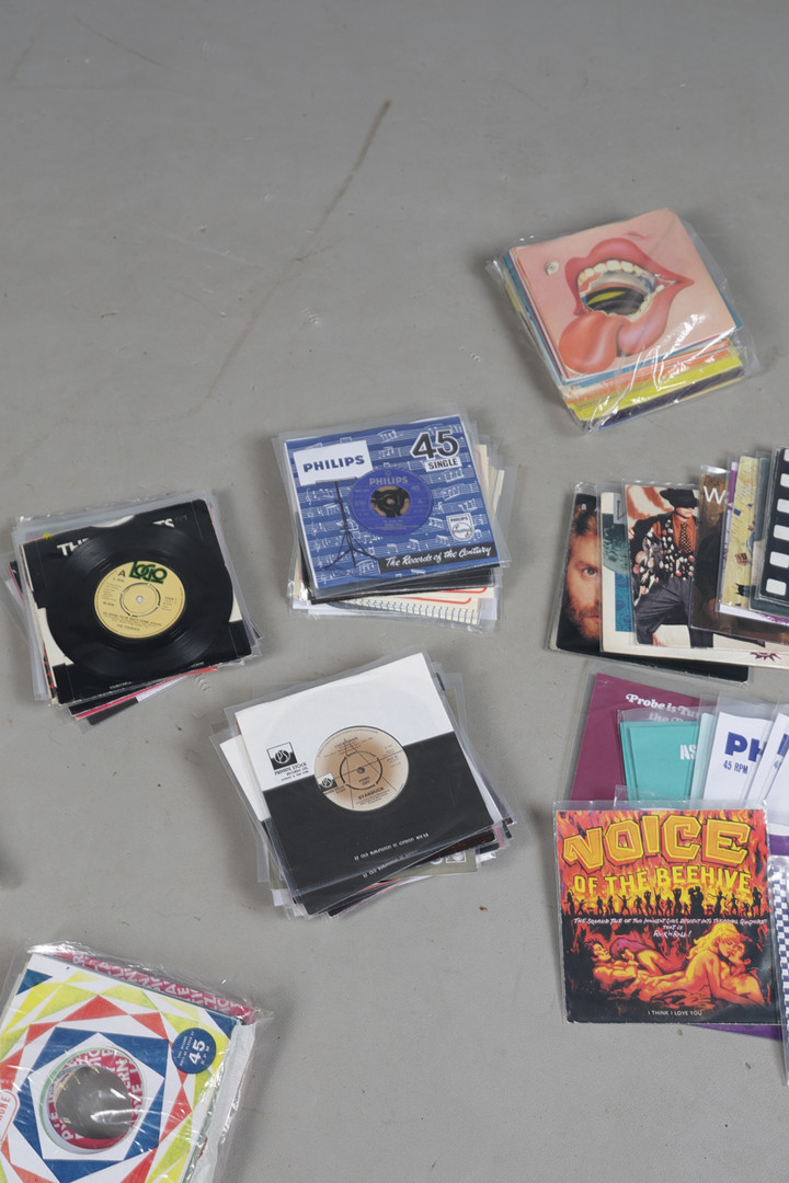 A COLLECTION OF 45'S (QTY).