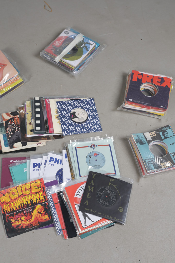 A COLLECTION OF 45'S (QTY).