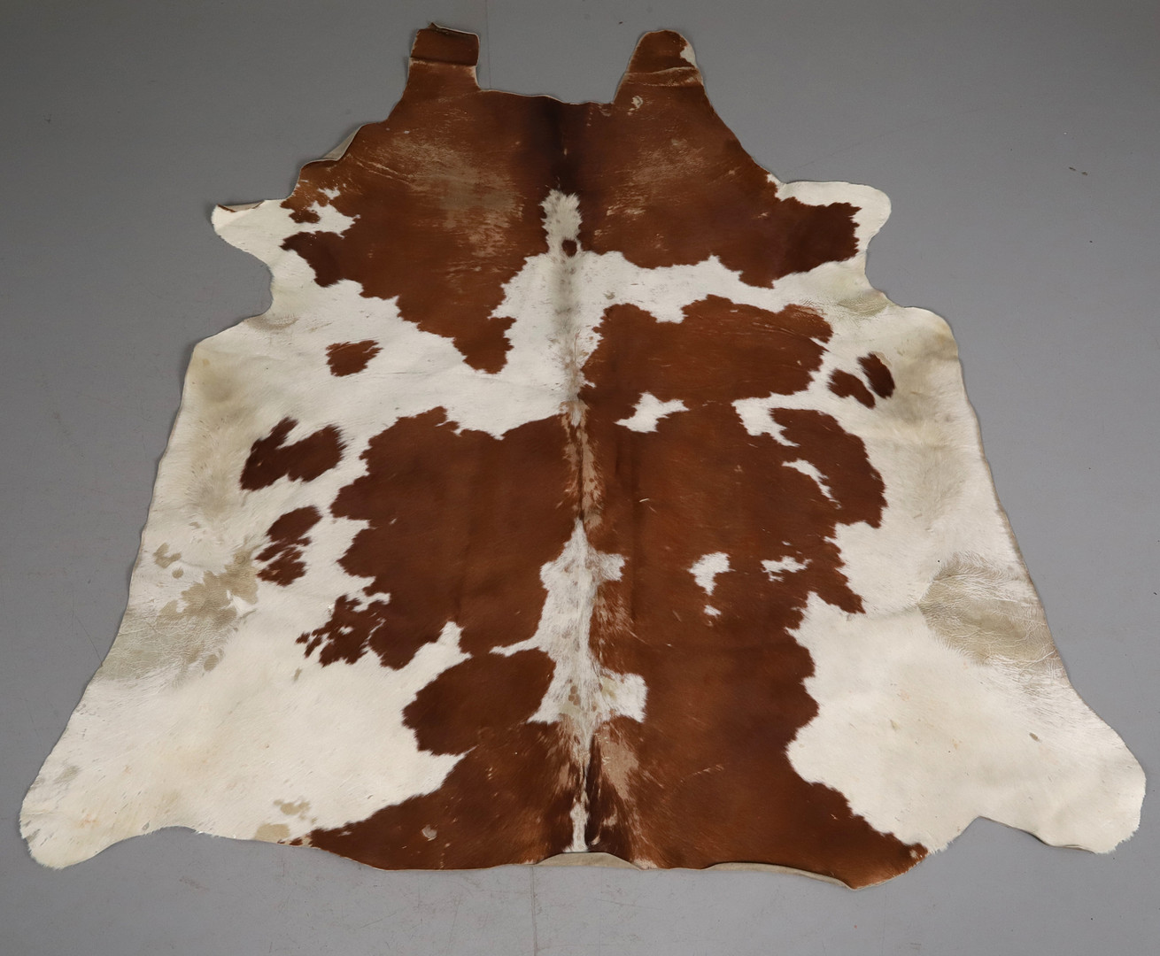 KOHUD/KO SKINN , brunvit, 1900-tal. Mått ca 245 x 170 cm.