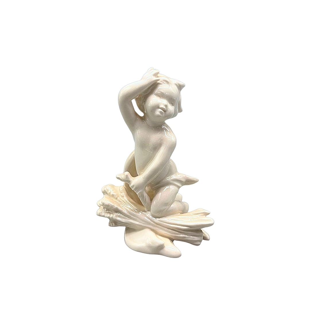 GOEBEL MONATSFIGUR „AUGUST JUNGE MIT GARBE“ AUS DEM JAHR 1978.