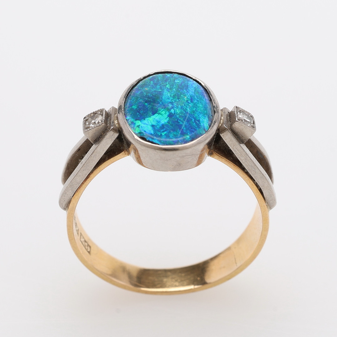 ELON ARENHILL. RING, 18K GULD, OPAL MED TVÅ STYCKEN DIAMANTER, TOTAL VIKT CA 3,9 GRAM.