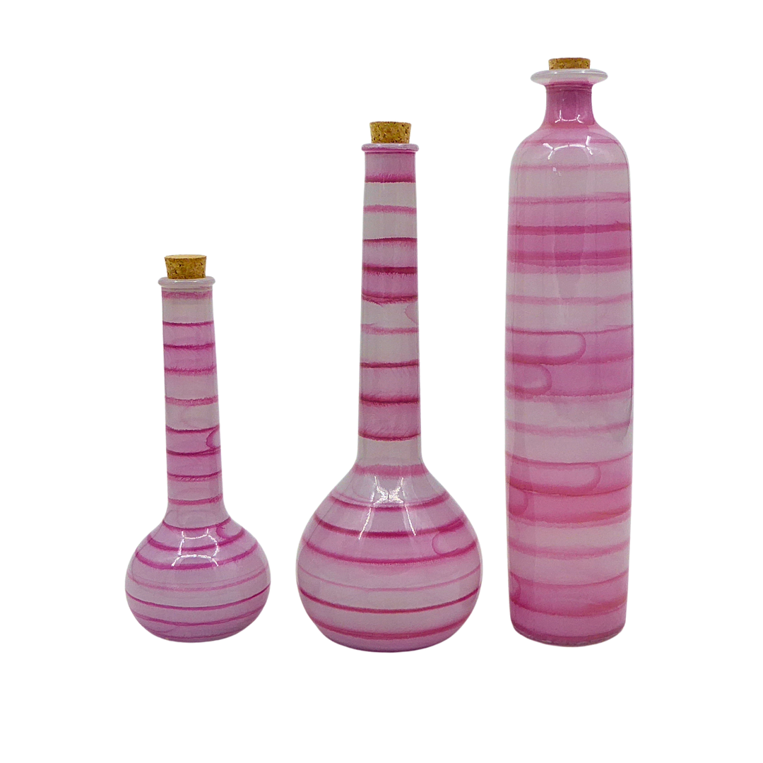 GLASFLASCHEN MIT KORKEN – DREITEILIGES SET MIT ROSA STREIFENDEKOR.