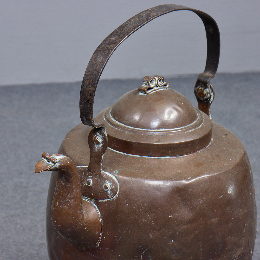 STOR KAFFEPANNA I KOPPAR PÅ TREBENT STÄLL I GJUTJÄRN, 1800-TAL.