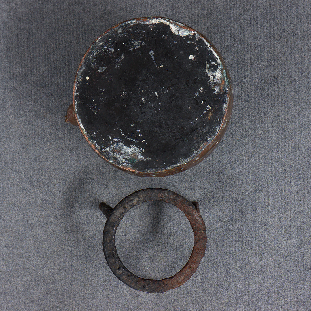STOR KAFFEPANNA I KOPPAR PÅ TREBENT STÄLL I GJUTJÄRN, 1800-TAL.
