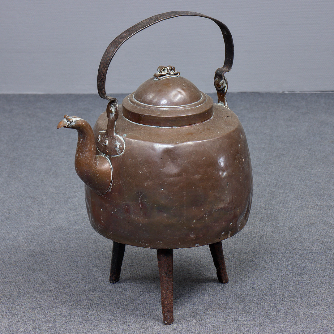 STOR KAFFEPANNA I KOPPAR PÅ TREBENT STÄLL I GJUTJÄRN, 1800-TAL.