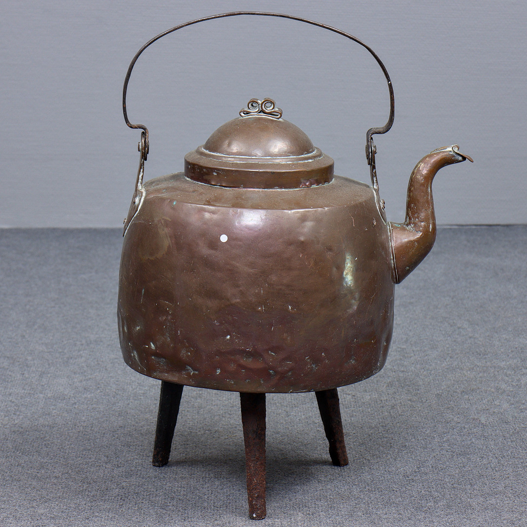 STOR KAFFEPANNA I KOPPAR PÅ TREBENT STÄLL I GJUTJÄRN, 1800-TAL.