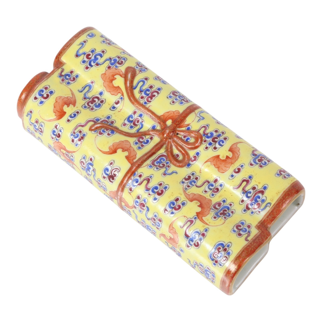 Væghængt vase af porcelæn i form af scrolls, Qianlong stil, Kina, 1900-tallets første halvdel.