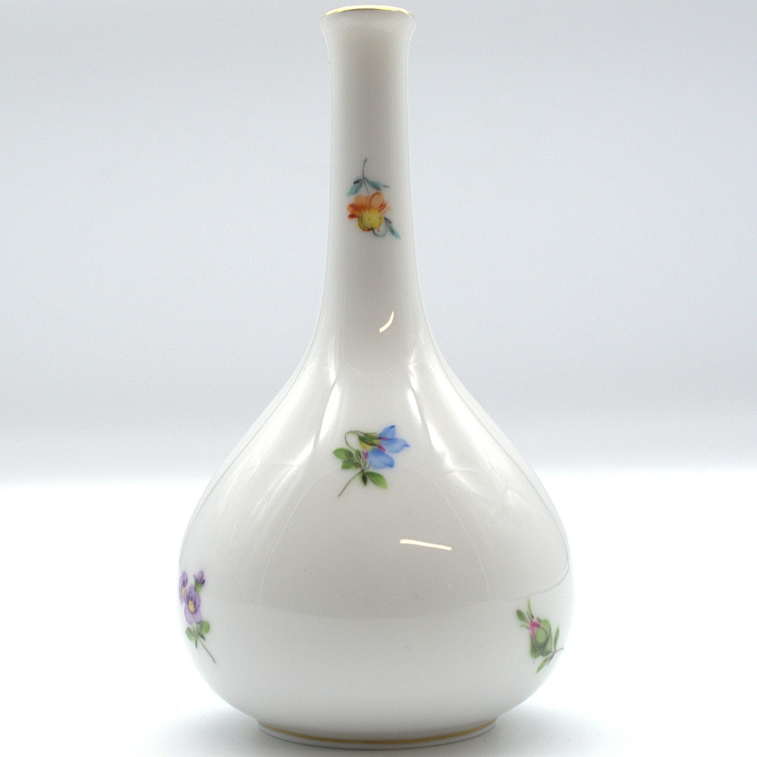 HEREND. PORZELLAN VASE HANDBEMALT, MIT BLUMENMOTIVEN UND GOLDRAND, UNGARN 20. JAHRHUNDERT.