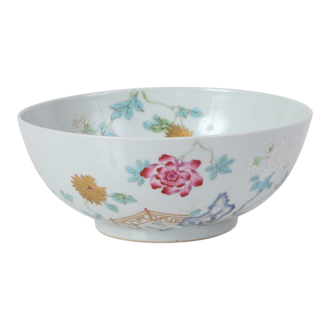 Kinesisk 'Famille Rose' skål af porcelæn, 1800-tallet.