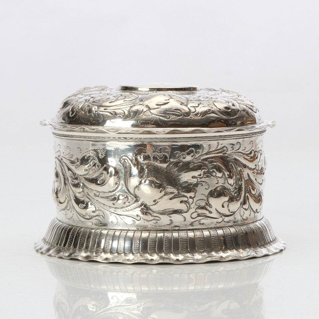 DOSA MED LOCK. Silver. 1700-tal, möjligen Danmark. Vikt ca 235 gram.