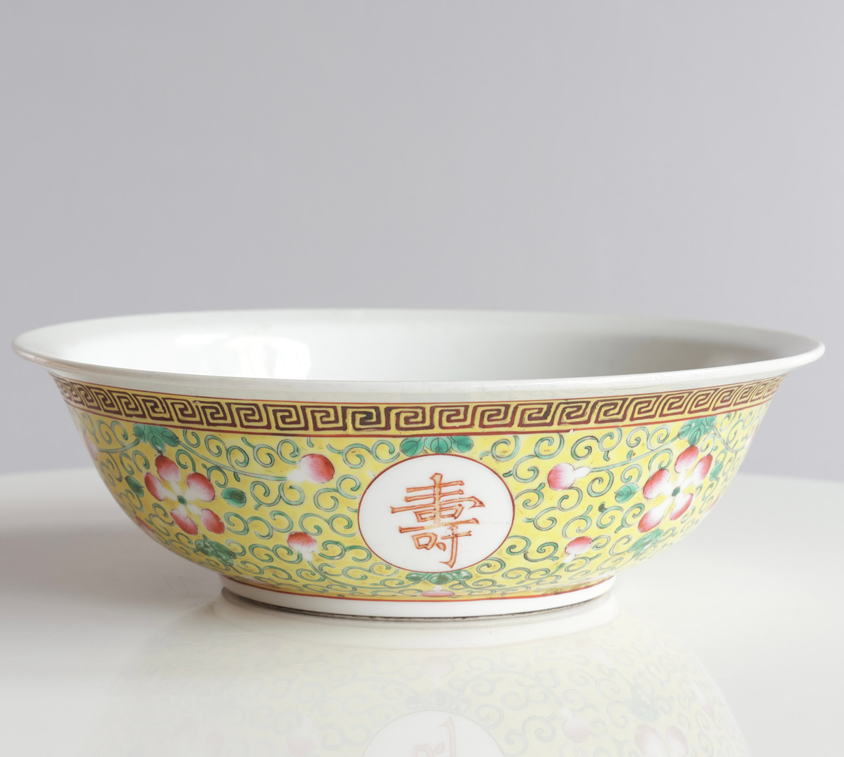 Kinesisk skål af porcelæn, dekoreret med gul, grøn og orange glasur. Signeret i bunden. Kina, 20. årh.