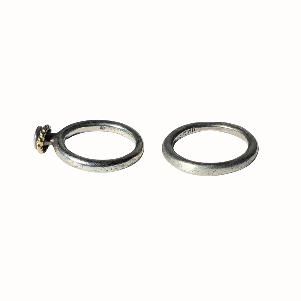 Dos anillos en plata y zafiro en cabujón.