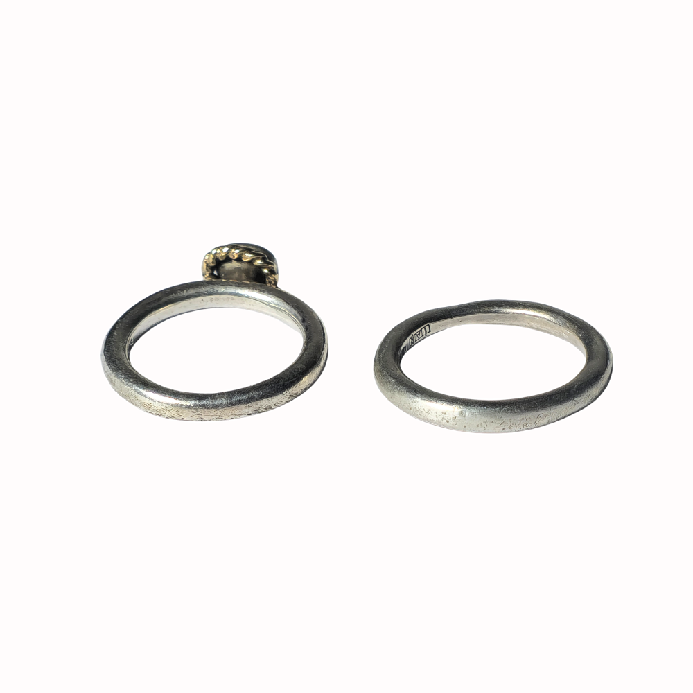Dos anillos en plata y zafiro en cabujón.
