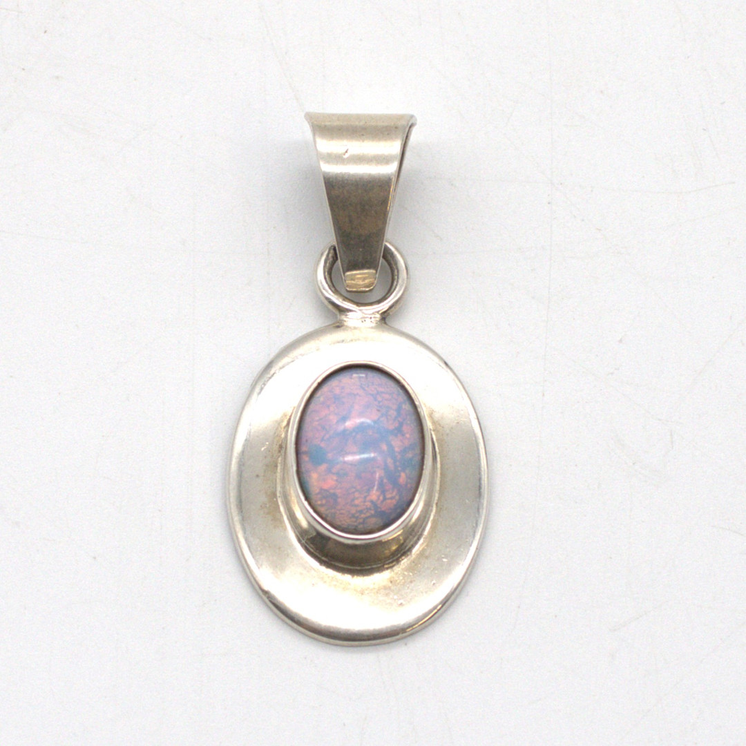 CHRISTIAN&IBANA. OPAL AMULETT IM OVAL SCHLIFF UND STERLING SILBER 925 FASSUNG IM VINTAGE-DESIGN.