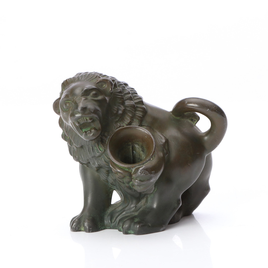 JUST ANDERSEN. SKULPTUR. Bronspatinerad vitmetall. Lejon. Nr D1931.