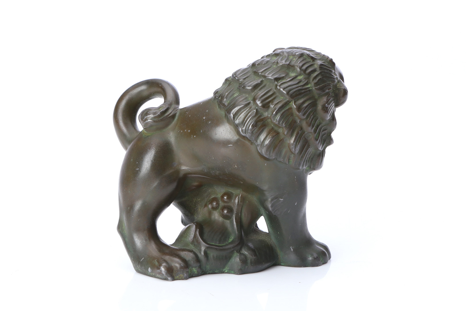 JUST ANDERSEN. SKULPTUR. Bronspatinerad vitmetall. Lejon. Nr D1931.