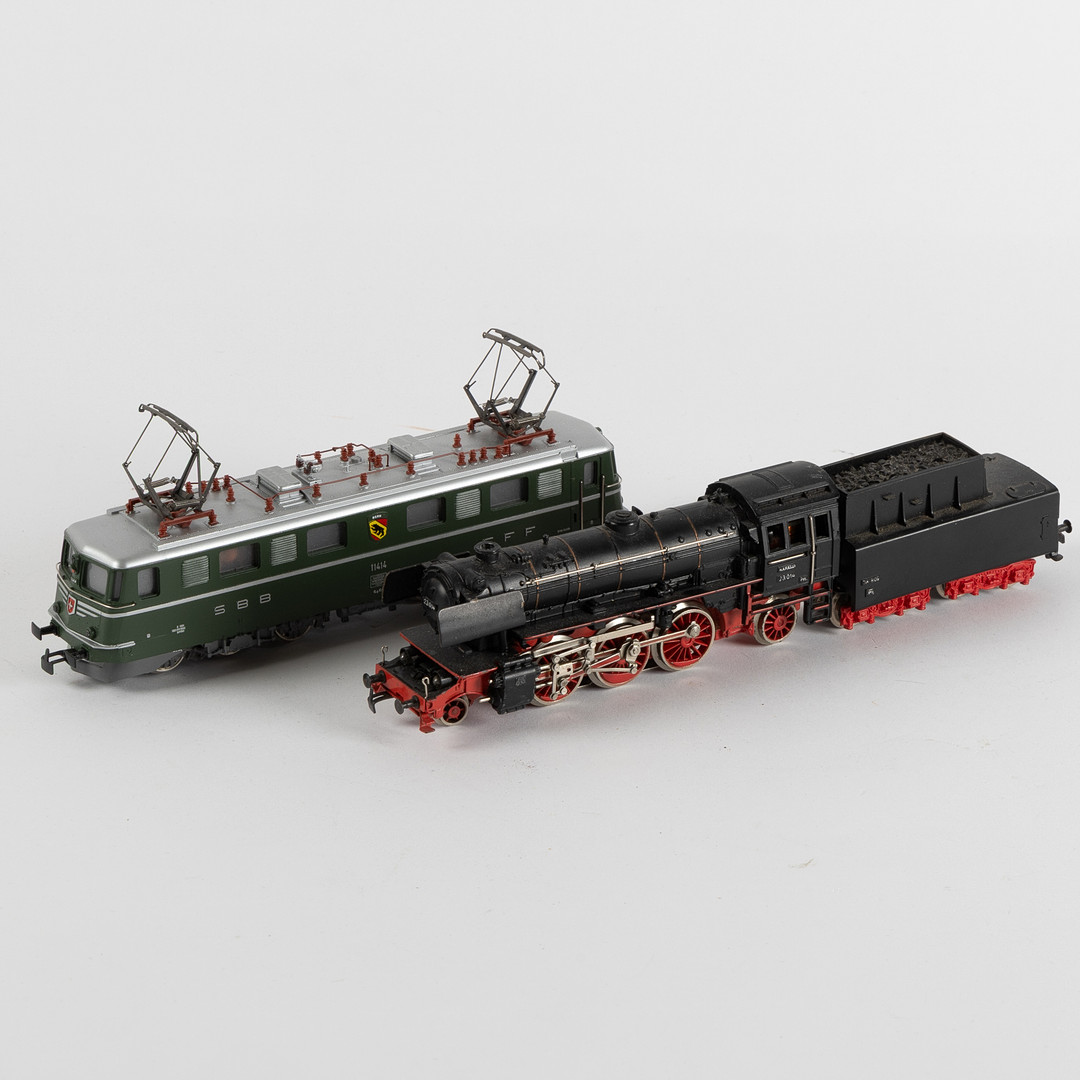 MÄRKLIN, Ellok 11414, Ae 6/6, samt Ånglok 3005, BR 23 014 med vagn.