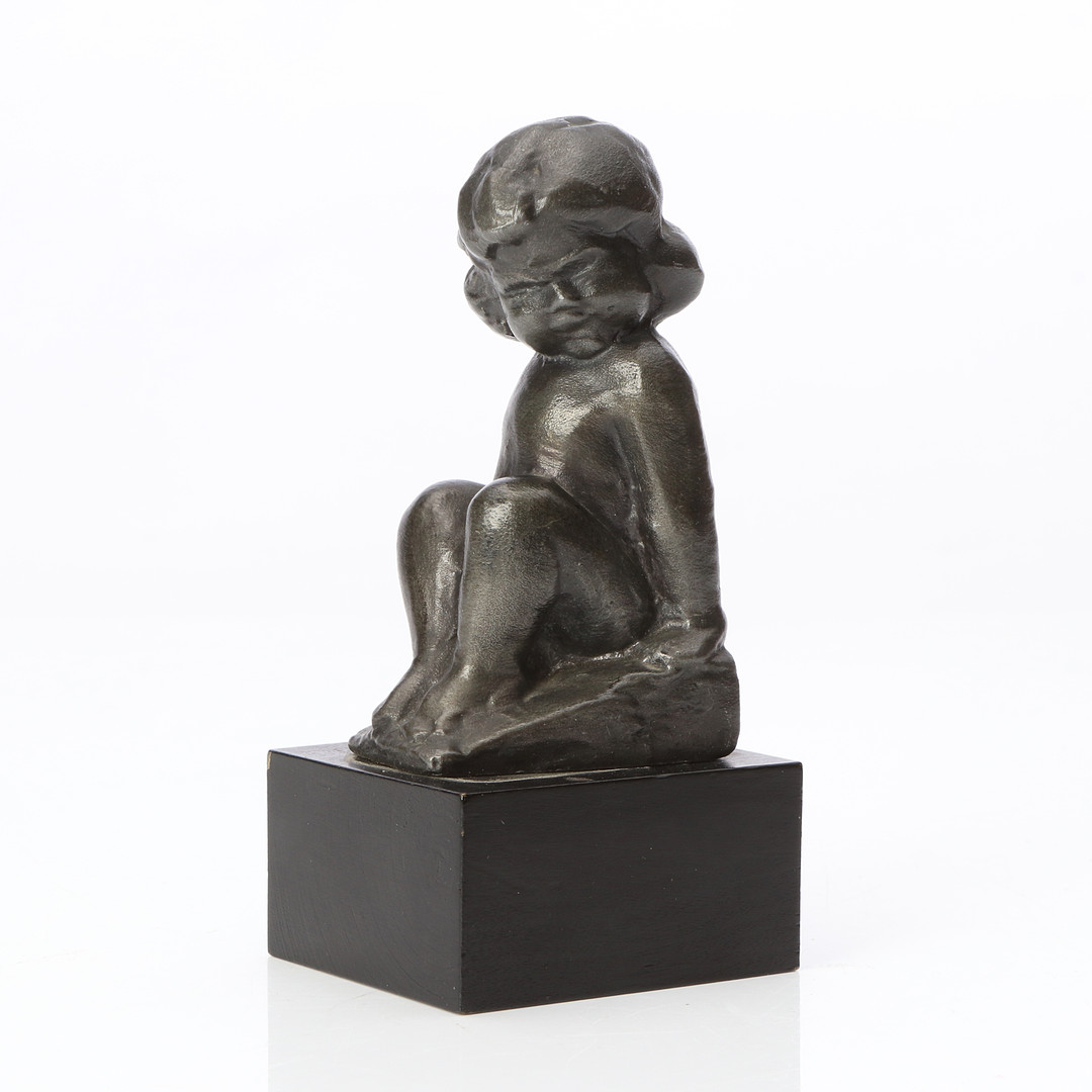 CARL-EINAR BORGSTRÖM. SKULPTUR. Patinerad vitmetall på träsockel. "Ingrid". Signerad ceb.