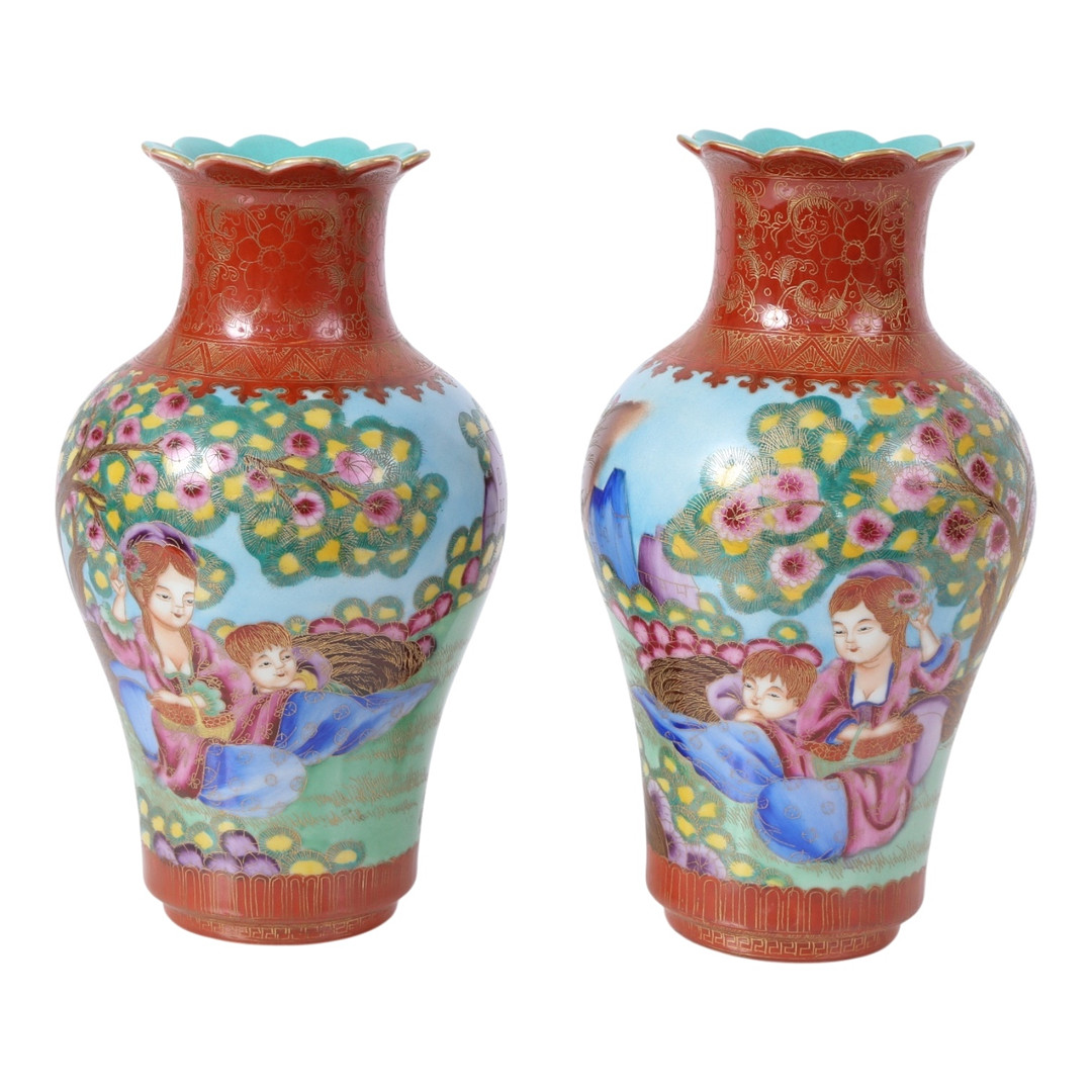 Et par kinesiske vaser af porcelæn, 1900-tallet (2).