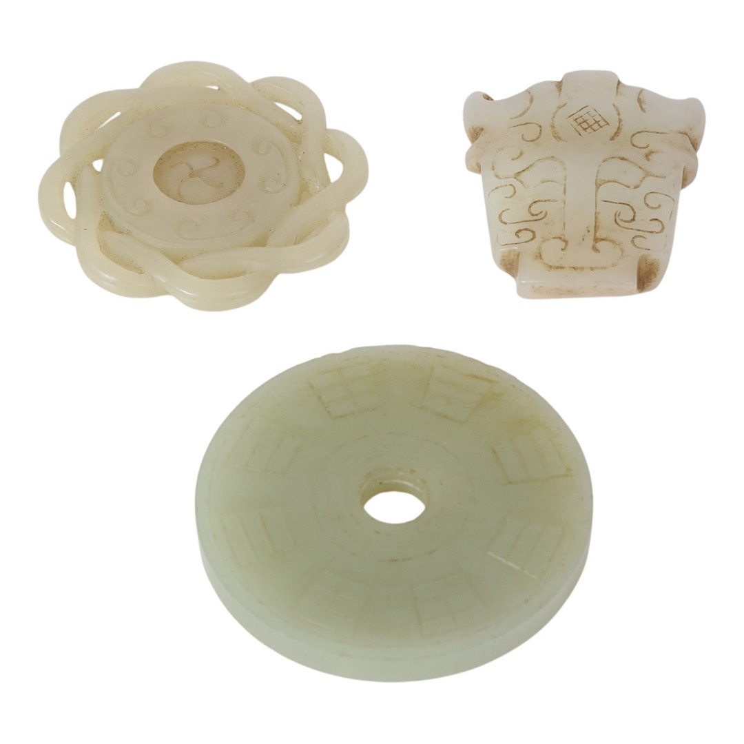 Tre kinesiske amuletter af udskåret jade, 1800-tallet (3).