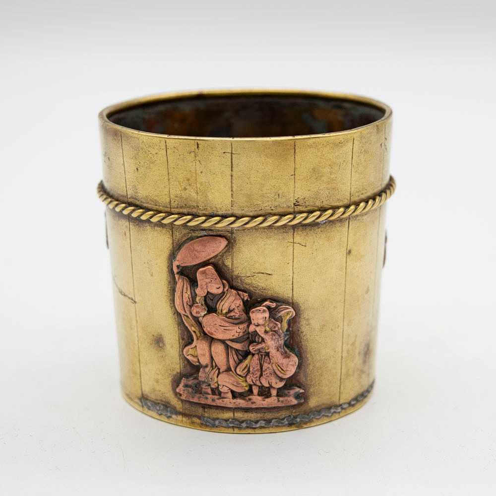 JAPANISCHES GEFÄSS AUS KUPFER UND SILBER, FIGUREN, BLUMEN UND KRANICH, HANDGEMACHT UND MIT RELIEFDEKOR, UM 1900.