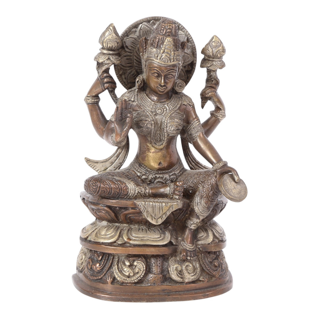 Siddende Lakshmi af forsølvet og bruneret bronze, 1900-tallets første halvdel.