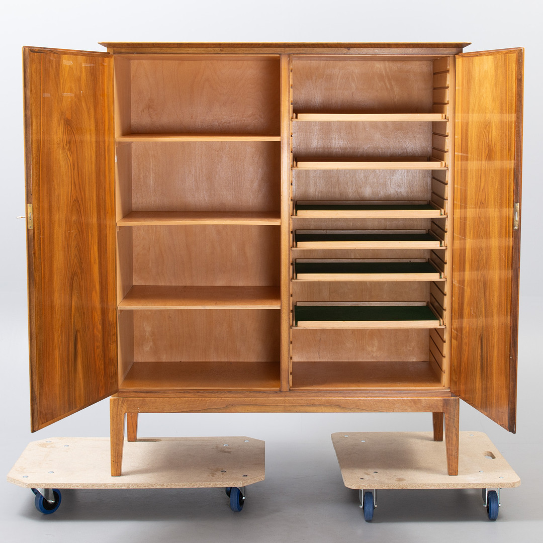 OLE WANSCHER. Fritz hansen. Dækketøjsskabmodel 1772 Danmark, 1940'erne. Stemplet.