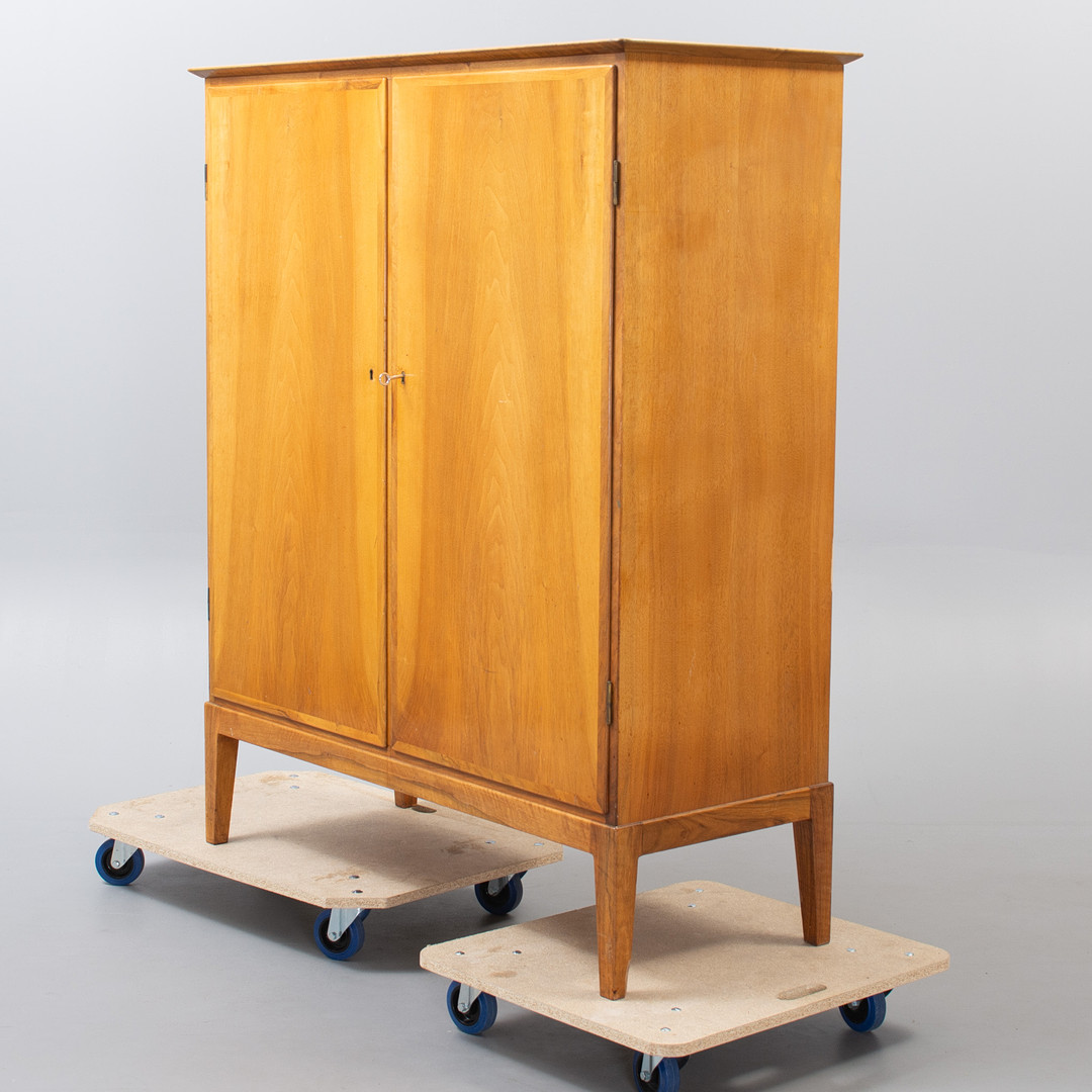 OLE WANSCHER. Fritz hansen. Dækketøjsskabmodel 1772 Danmark, 1940'erne. Stemplet.