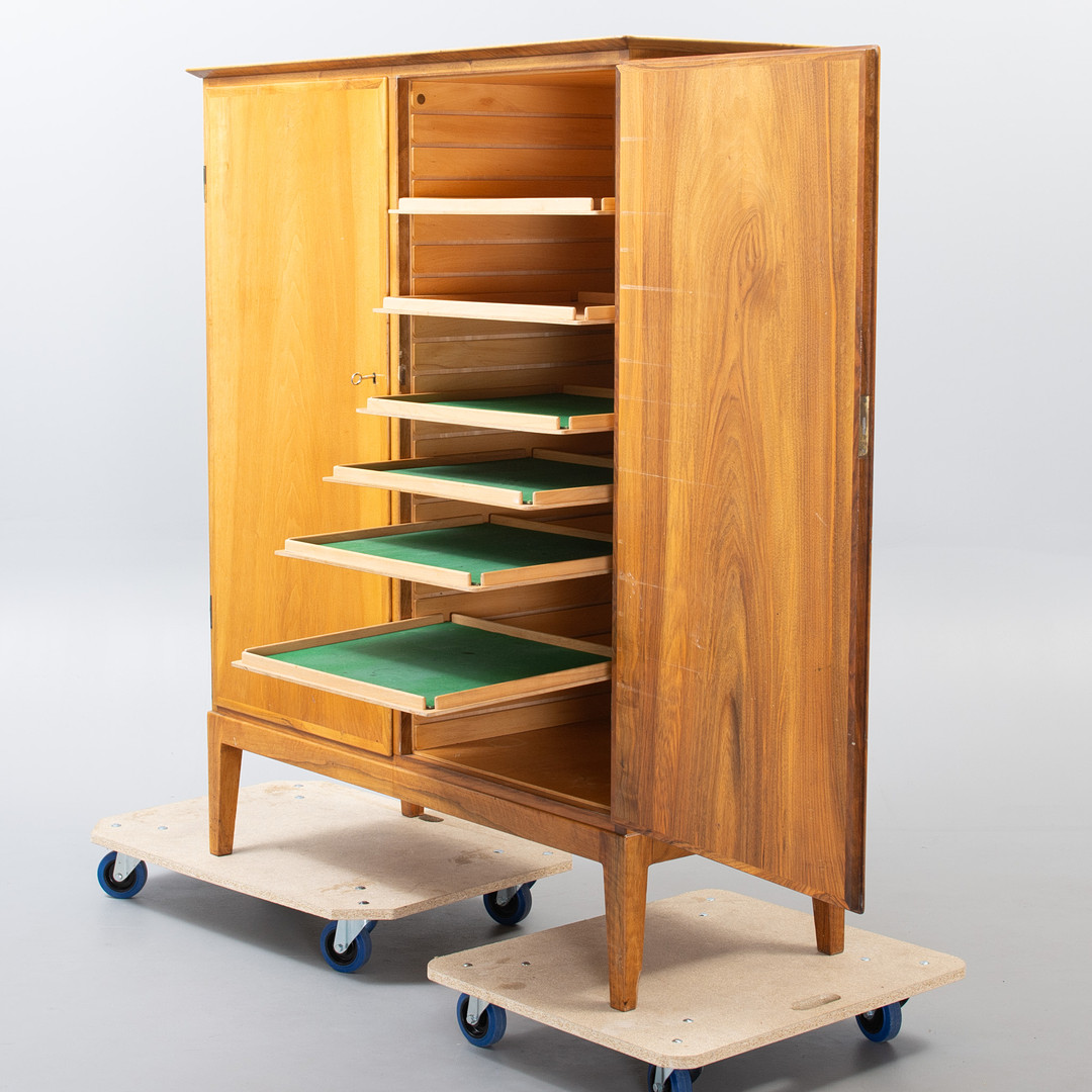 OLE WANSCHER. Fritz hansen. Dækketøjsskabmodel 1772 Danmark, 1940'erne. Stemplet.