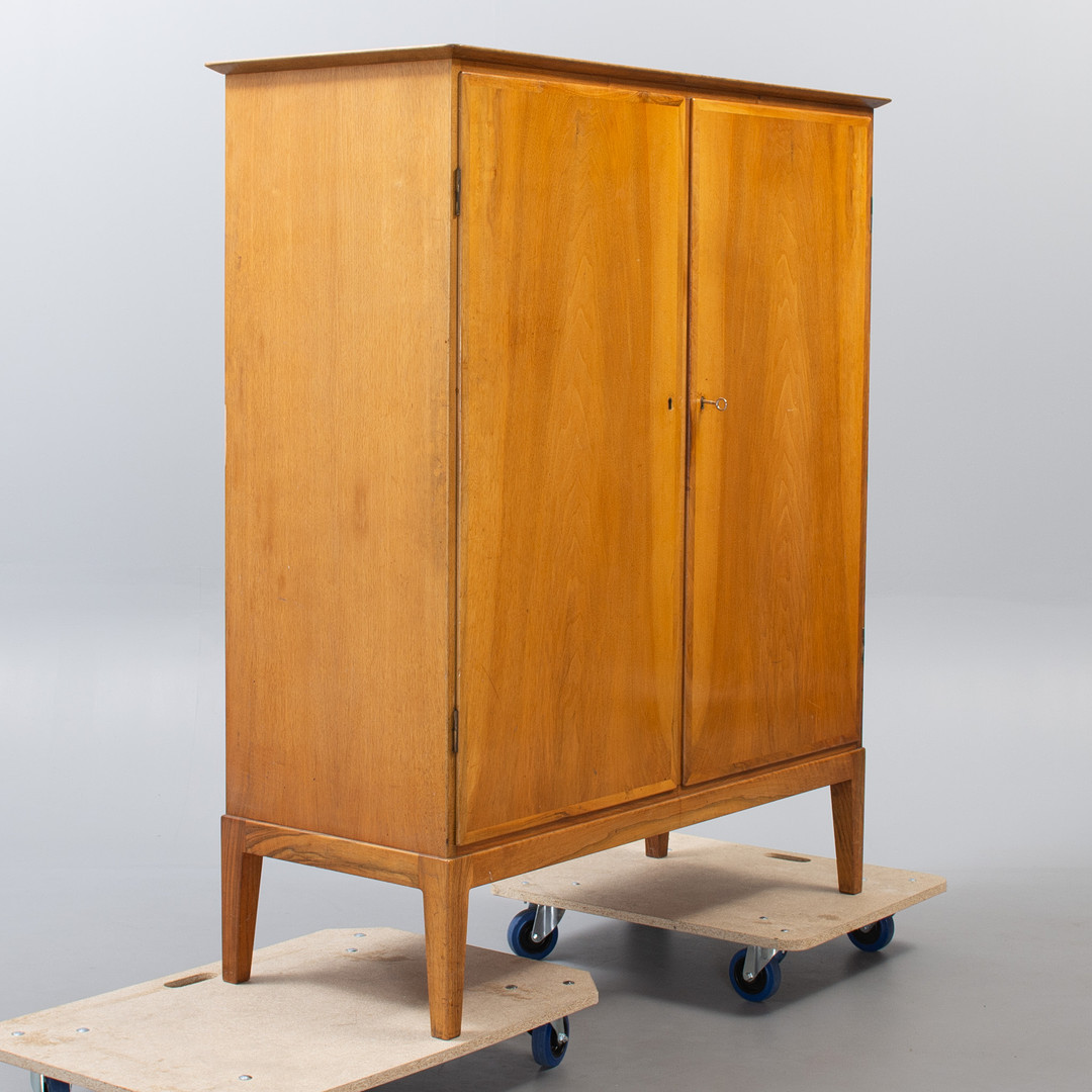 OLE WANSCHER. Fritz hansen. Dækketøjsskabmodel 1772 Danmark, 1940'erne. Stemplet.