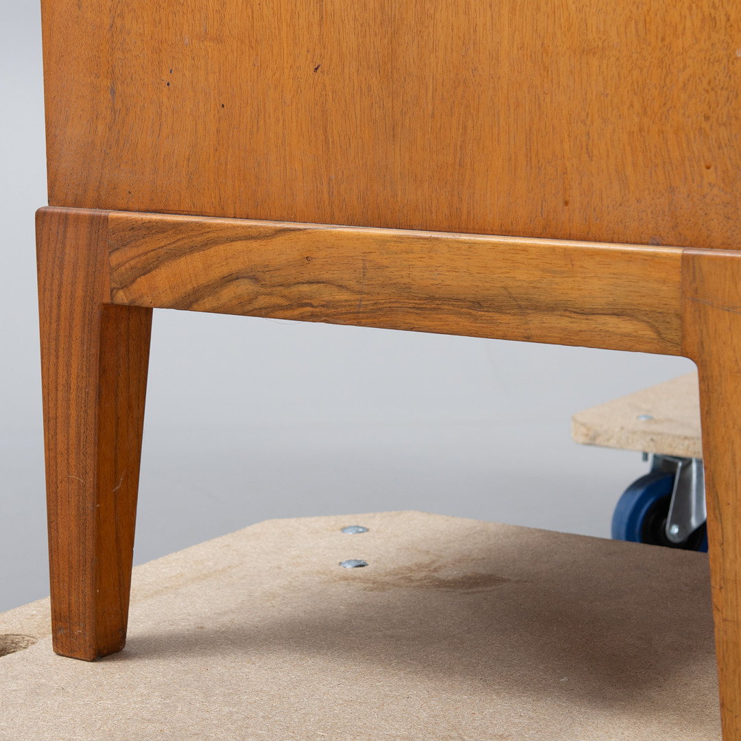 OLE WANSCHER. Fritz hansen. Dækketøjsskabmodel 1772 Danmark, 1940'erne. Stemplet.
