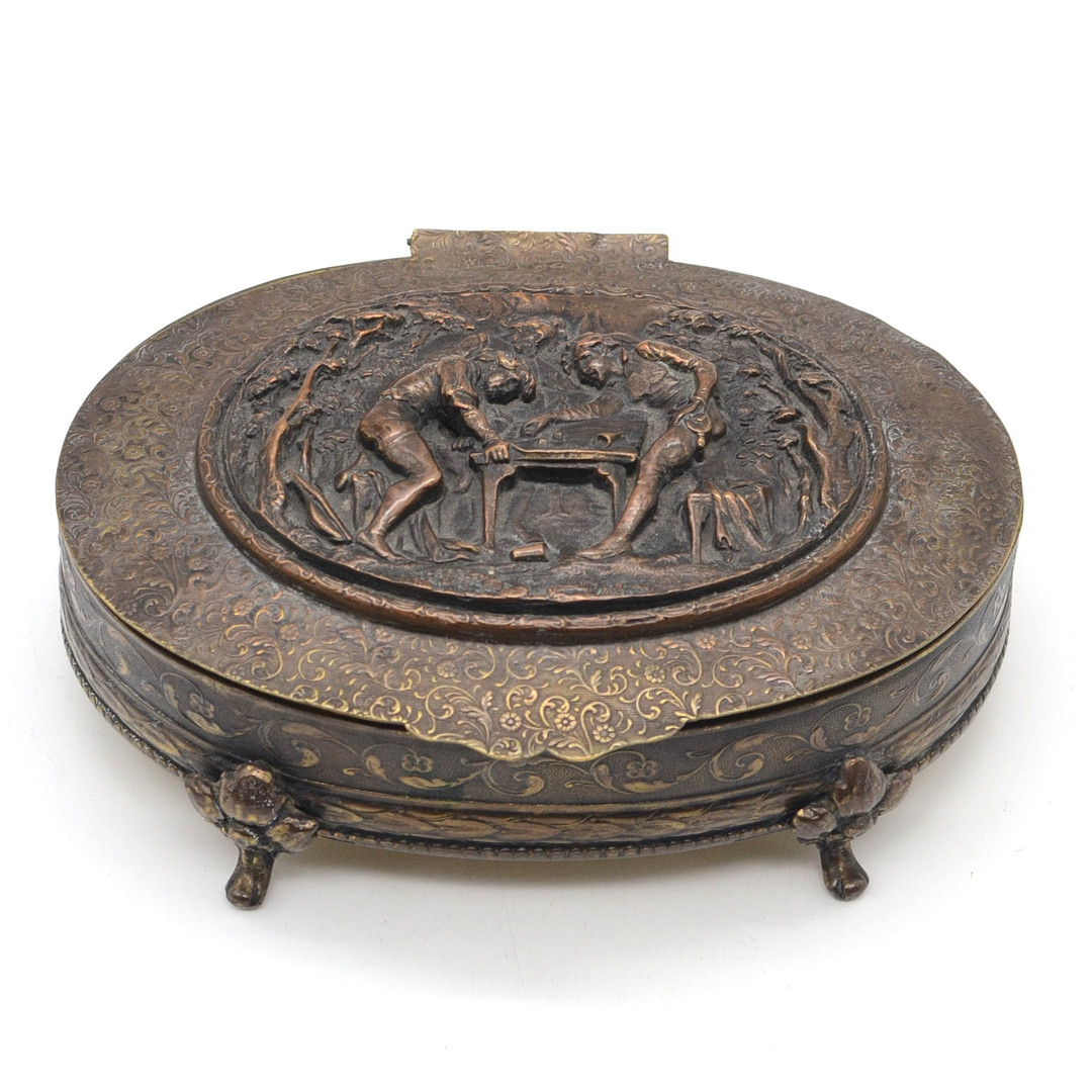 ANTIKE DECKELDOSE, BRONZE, GLÜCKSSPIEL-SZENE, DEUTSCHLAND, UM 1900.