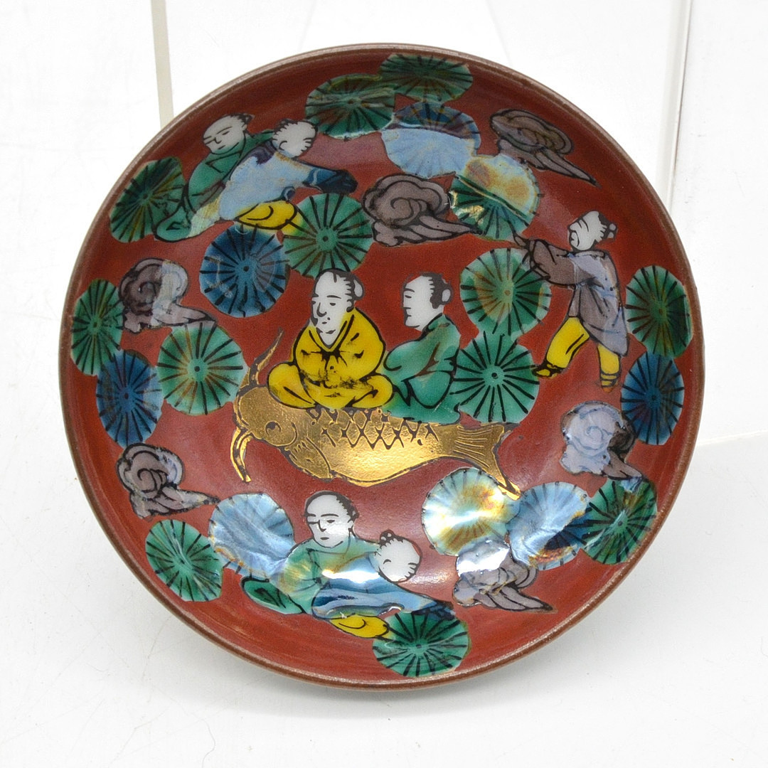 KLEINE SAKE SCHALE, GELEHRTE AUF GOLDENEM KOI, IRRISIERENDE GLANZ, KUTANI-WARE, JAPAN, 20. JAHRHUNDERT.
