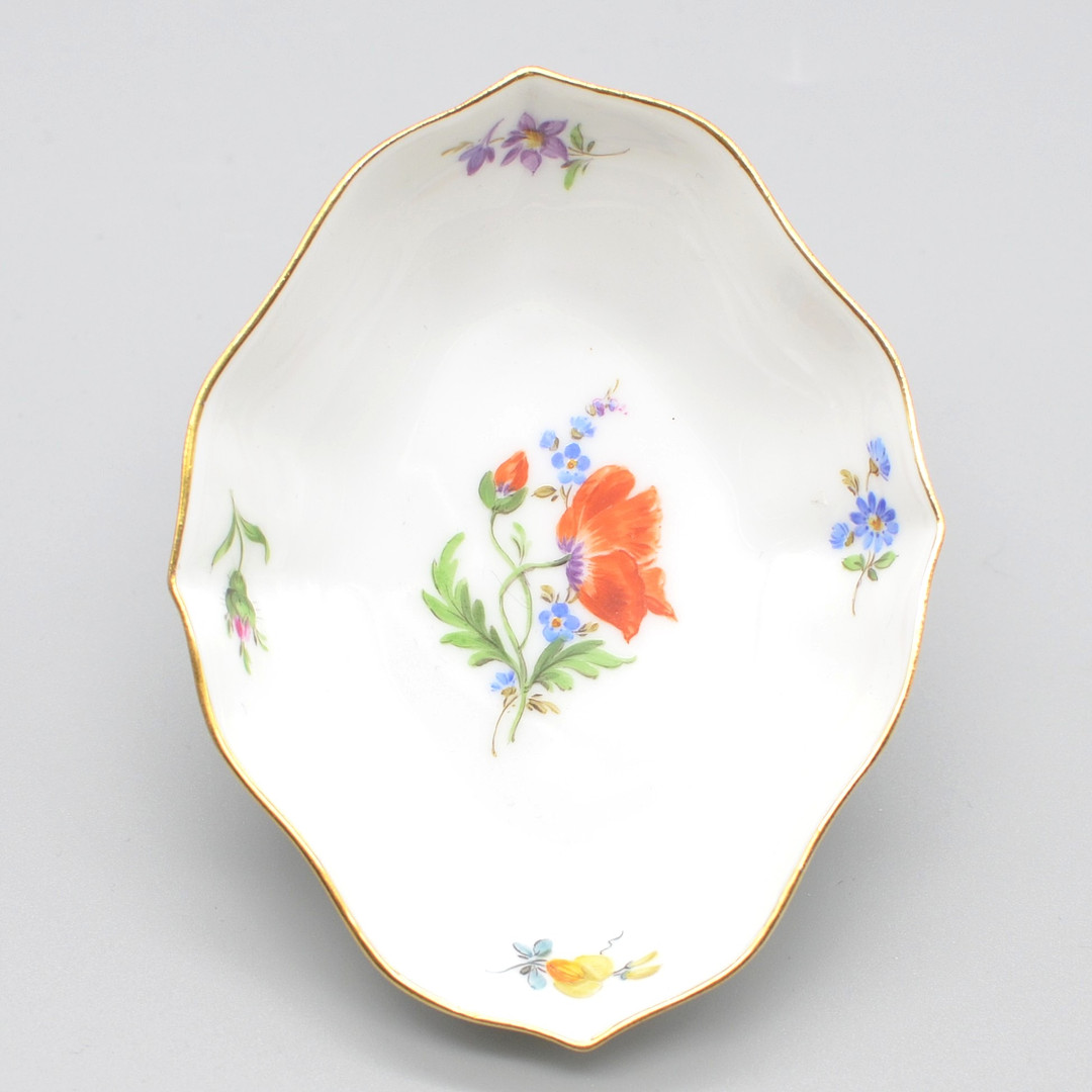 MEISSEN, KLEINE SCHALE, PORZELLAN, BUNTE BLUMEN, MIT GOLDRAND, HANDMALEREI, 2. WAHL, UM 1920ER JAHRE.