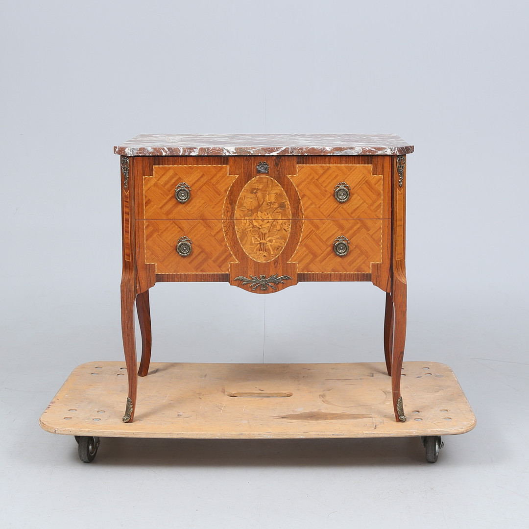 BYRÅ med marmorskiva, XVI-stil, 1900-tal.
