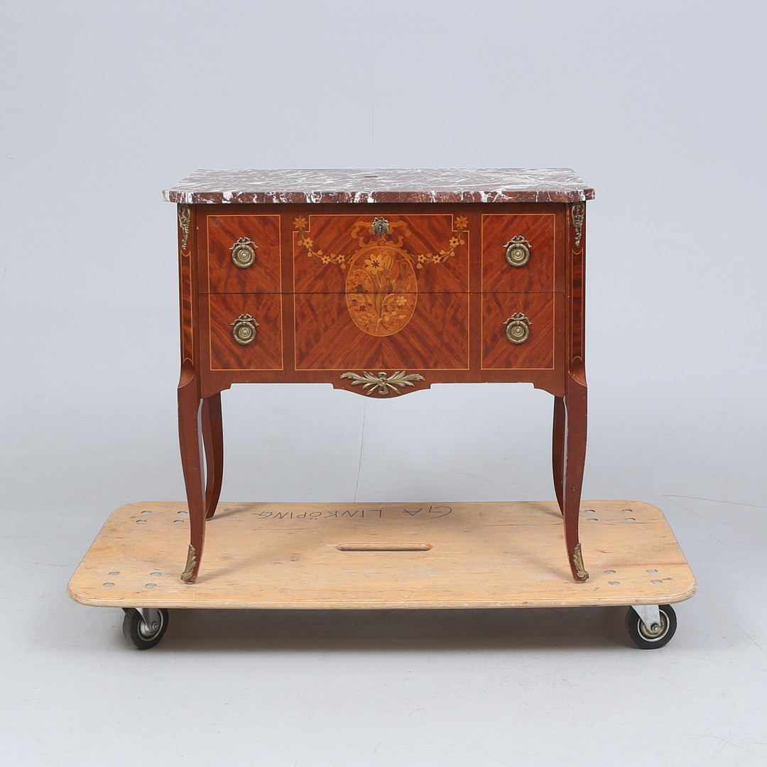 BYRÅ med marmorskiva, XVI-stil, 1900-tal.