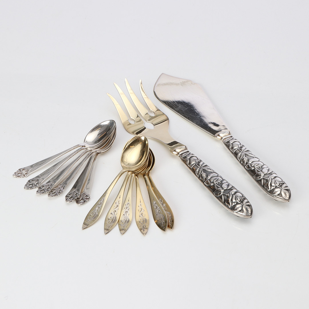 PARTI SILVERBESTICK, 14 ST. 1900-tal. Vikt exklusive serveringsbestick med fyllda skaft ca 90 gram.