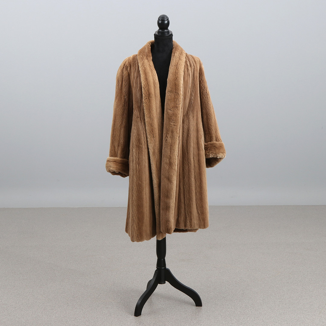 PÄLSKAPPA. Kappa i ljusbrun skuren mink (sheared mink).