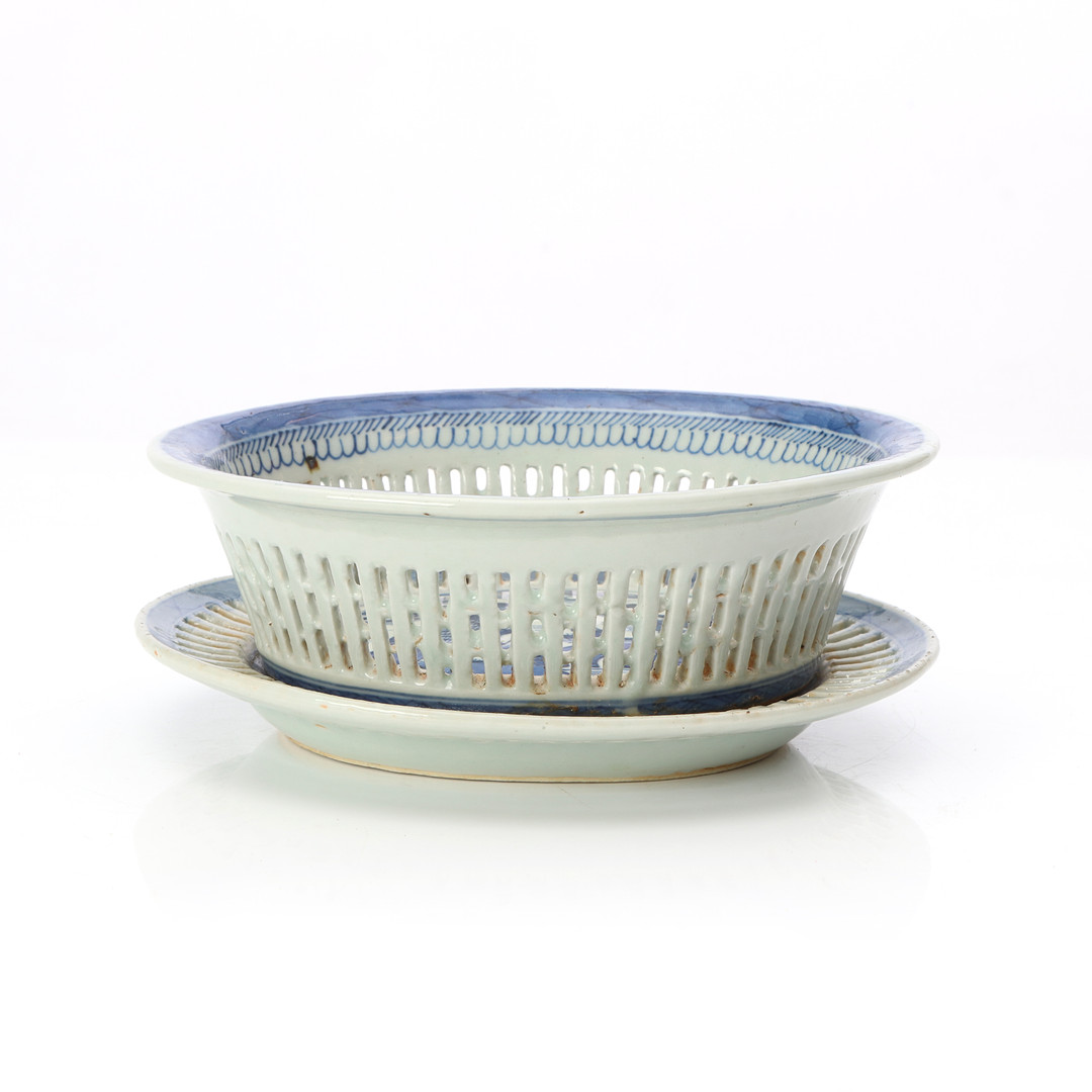 GALLERSKÅL MED UNDERFAT. Porslin med blåvit dekor. Kina, 1800-tal.