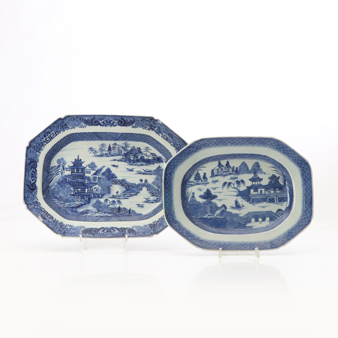 STEKFAT, TVÅ ST. Porslin med blåvit dekor. Kina, 17/1800-tal resp. 1900-tal.