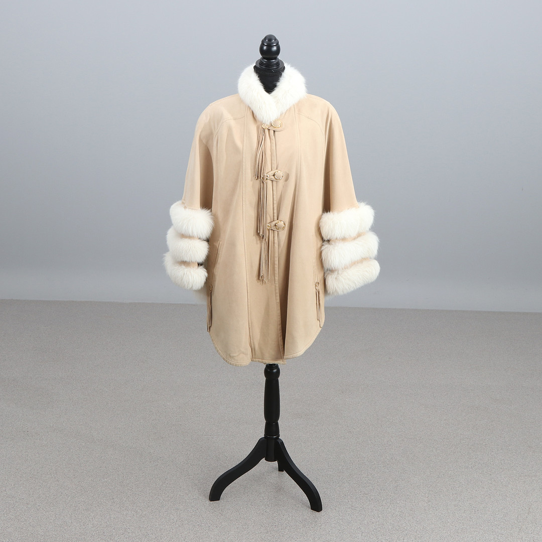 PÄLSKANTAD CAPE. Ljus mocka med vit mink.