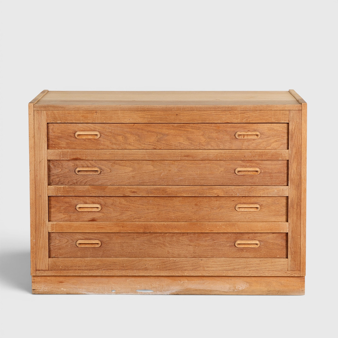 DANSK DESIGN. Kommode af egetræ med fire skuffer, dansk møbelproducent, Danmark, ca. 1960'erne.