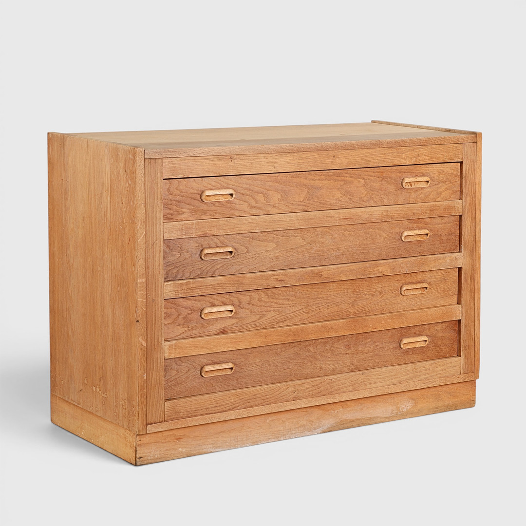 DANSK DESIGN. Kommode af egetræ med fire skuffer, dansk møbelproducent, Danmark, ca. 1960'erne.