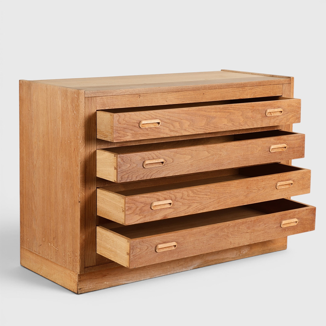 DANSK DESIGN. Kommode af egetræ med fire skuffer, dansk møbelproducent, Danmark, ca. 1960'erne.